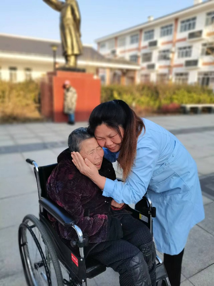 院工作人员和院民在一起